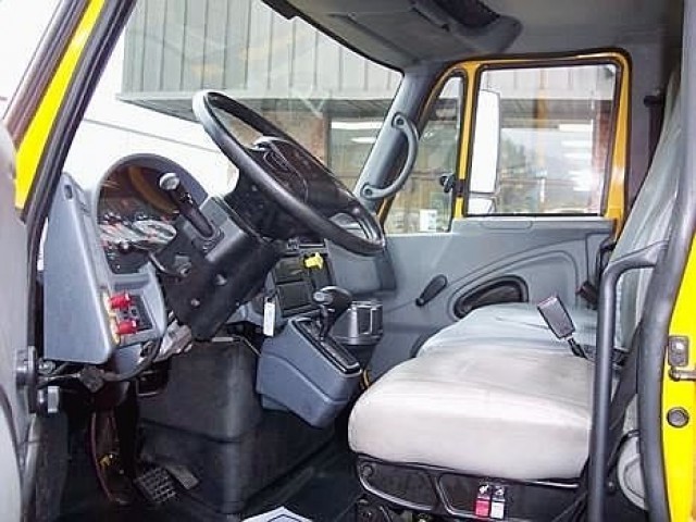 2005 INTERNATIONAL 4300 