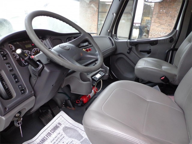 2005 FREIGHTLINER BUSINESS CLASS M2 106 