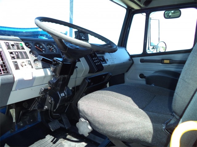 2000 FREIGHTLINER FL70 