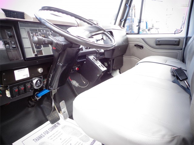 2001 INTERNATIONAL 4700LP 